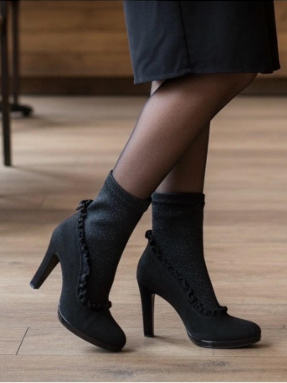 NIB Chic Italian Black Suede Ruffle Ankle Booties - Size 37